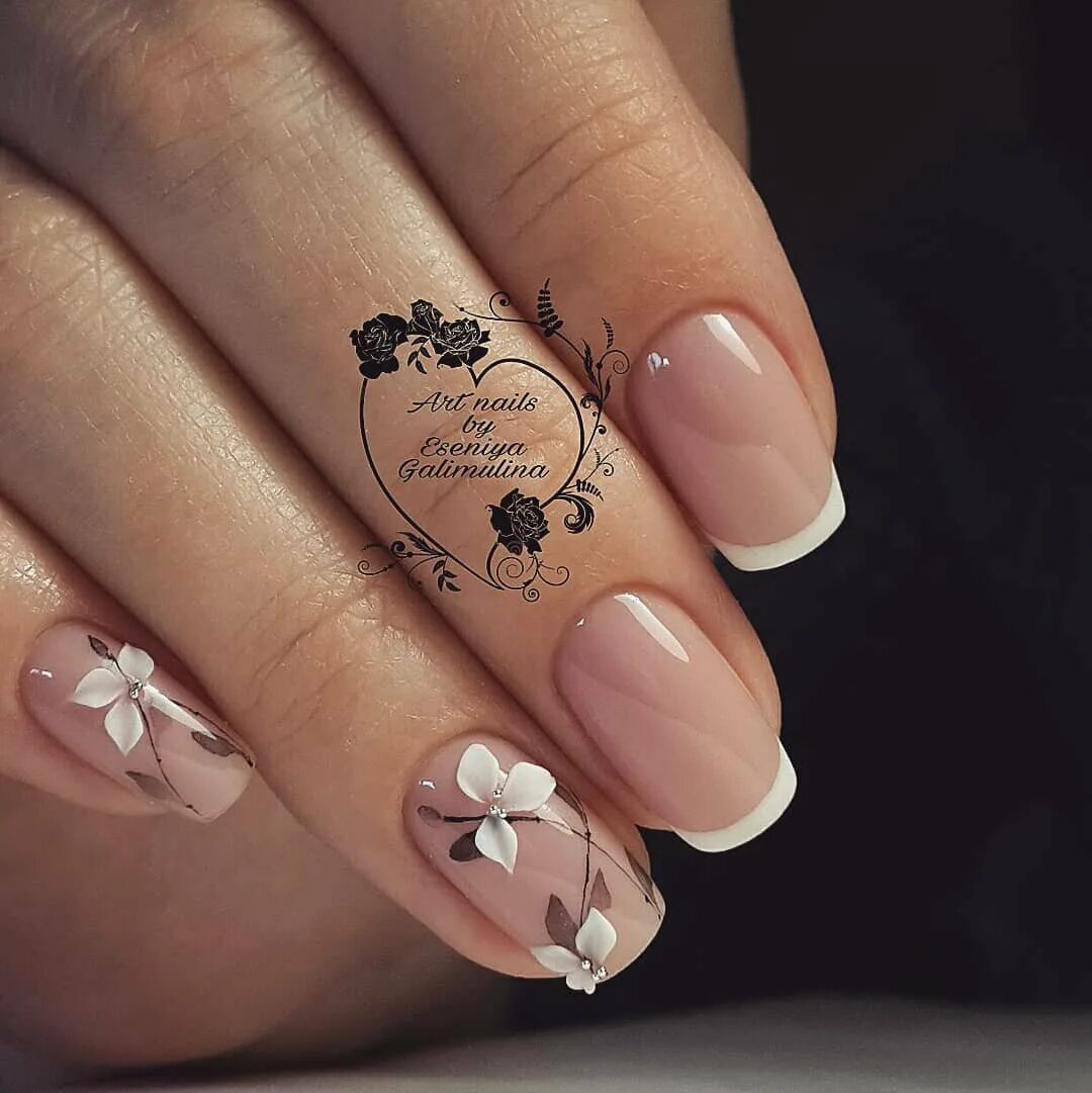 Френч с бабочками. Красивый френч. Нежный френч на ногтях. Френч красивый дизайн. Французский маникюр с бабочками.
