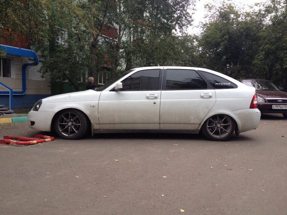 Приора хэтчбек на стойках -90. Черная приора -70. Ваз 2114 белая занижение -90. Черная ваз 2114 -120. 100 минус 90.