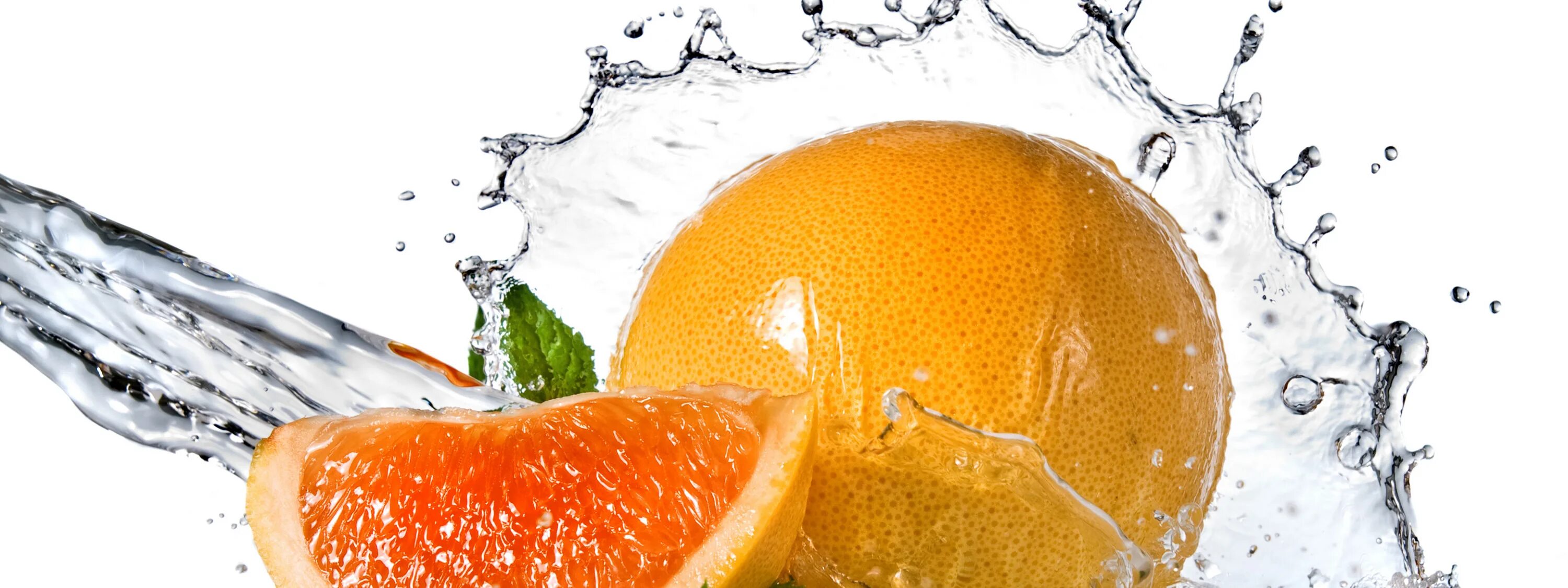 Апельсин в воде. Фруктовая свежесть. Фото фрукты в воде. Обои на рабочий стол апельсин в воде.
