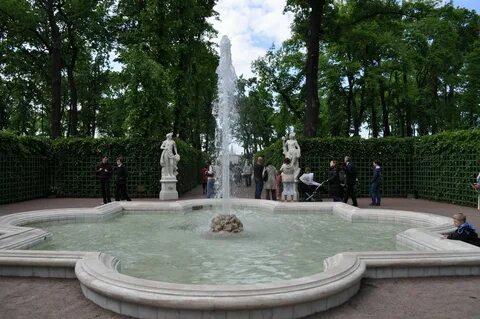 Фонтан в летнем саду петербурга