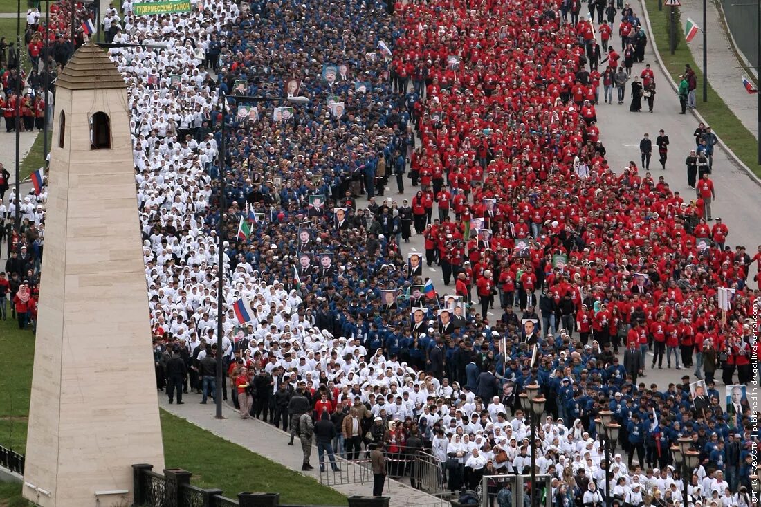 храм артемиды эфесской эфес колонна. титан колонна статуя. колонные люди. фото людей с колоннами. кариатиды скульптура в древней греции.