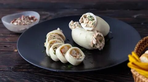 Кальмар фаршированный креветками