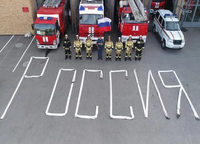 Спасибо пожарным. Россия надпись из людей. Шланг из пожарки пожарная машина. 10 Июня - день российского пожарного автомобиля.