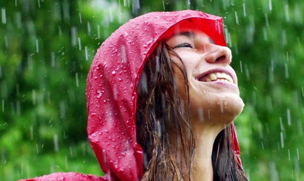 Воздух пахнет дождем. Улыбается под дождем. Смеется под дождем. Девушка смеется под дождем. Девушка под дождем улыбается.