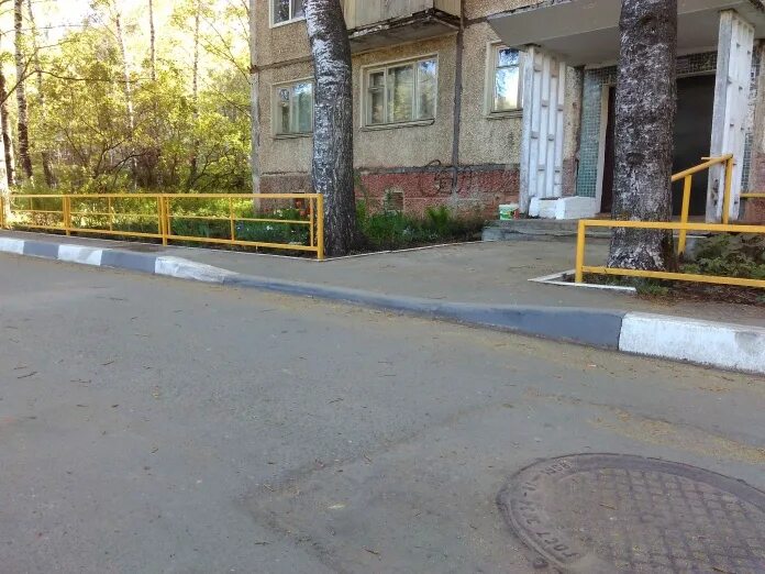 ограждение придомовой территории многоквартирного дома. озеленение двора. аренда прилегающей территории. гоголя, ярославль. озеленение придомовых территорий в калининграде мкд.