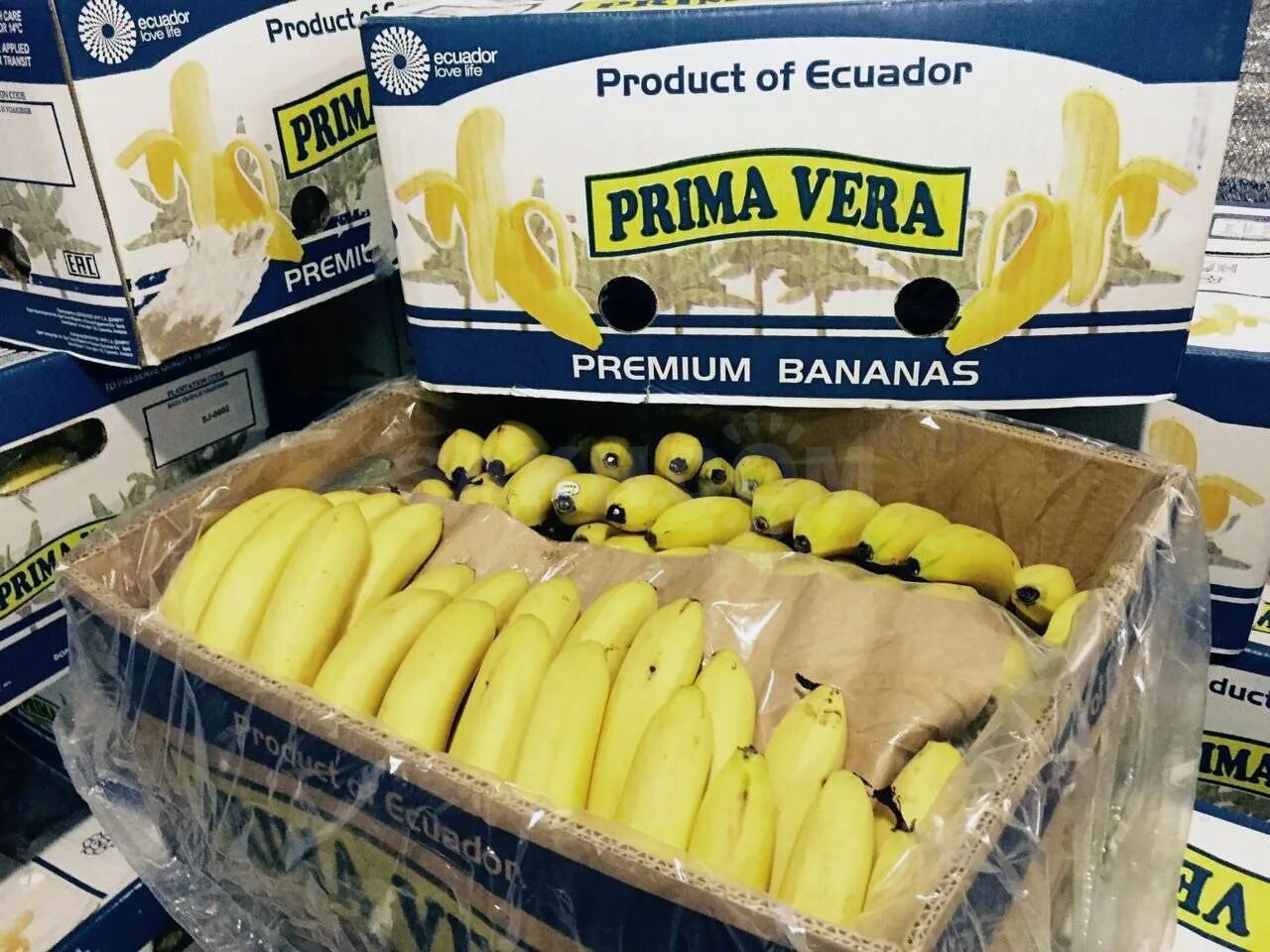 Откуда повезут бананы в россию. Коробки с бананами. Бананы в коробке. Бананы в ящике. Транспортировка бананов.