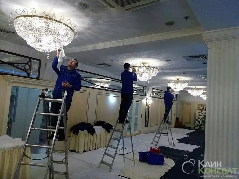Чистка светильников общего освещения проводится. Люстра уборка. чистка светильников. мытье люстры. мойка люстры.