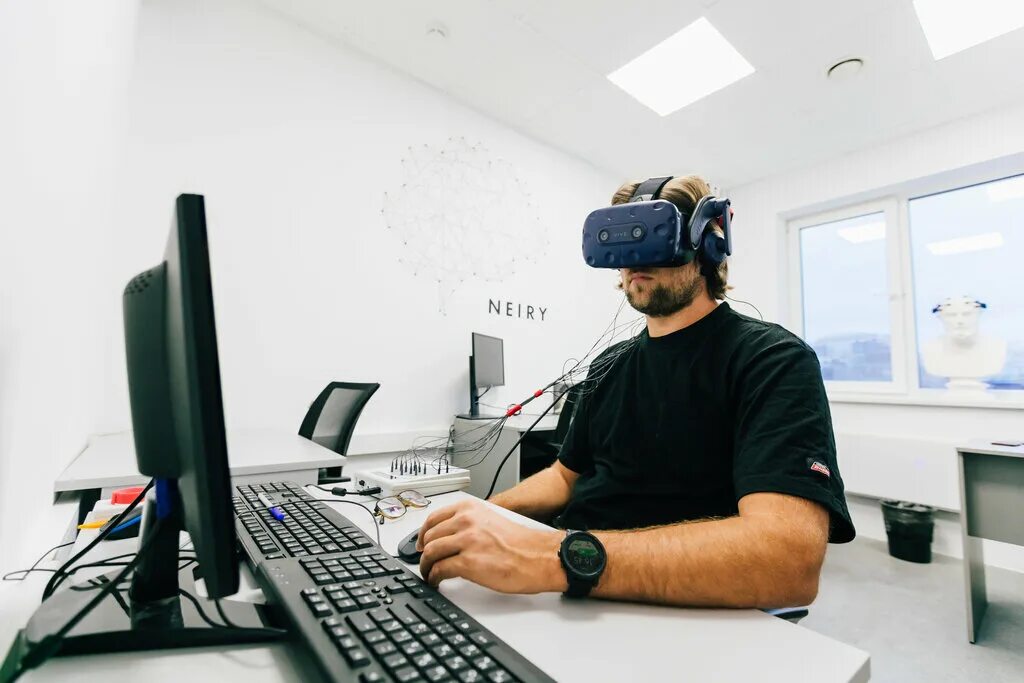 Интерфейс мозг компьютер. Профессии будущего презентация. Американское мышление. Проектировщик нейроинтерфейсов по управлению роботами. Проектировщик нейроинтерфейсов.