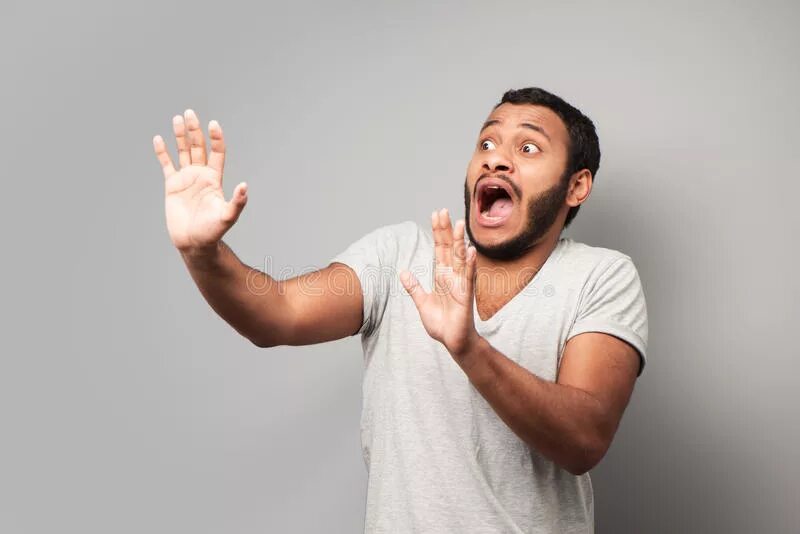 Clockstoppers. Парень останавливает. Пристают к девушке на улице. Девушка в поезде кадры из фильма. Беренис марло с 5 до 7.