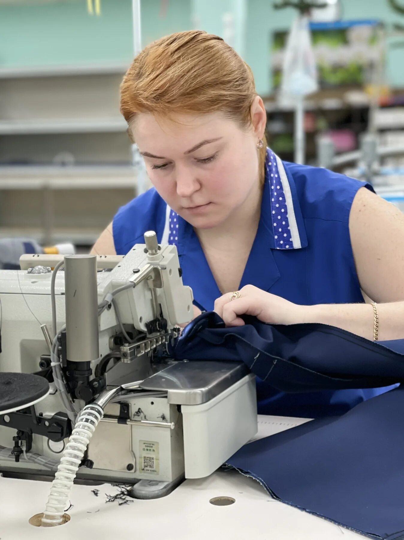 Швейный цех москва. Технолог швейного производства. Швея работа. Швейная фабрика профи дресс. Швейная фабрика ейск.