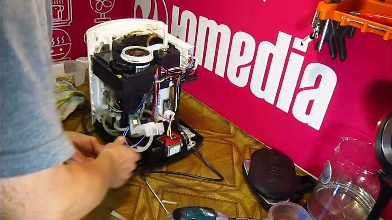 Krups течет вода. Кофемашина протекает. Krups ea9000 barista. Btm145000d krups. Krups кофемашина xn100.
