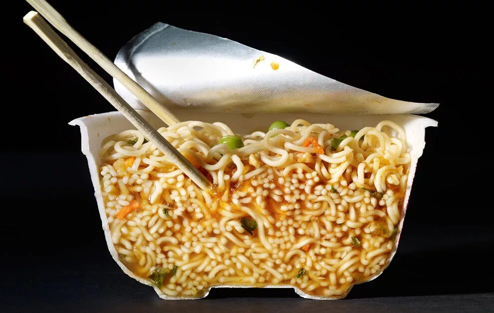 Лапша какая страна. Noodles доширак. Еда быстрого приготовления. Лапша. Продукты быстрого приготовления.