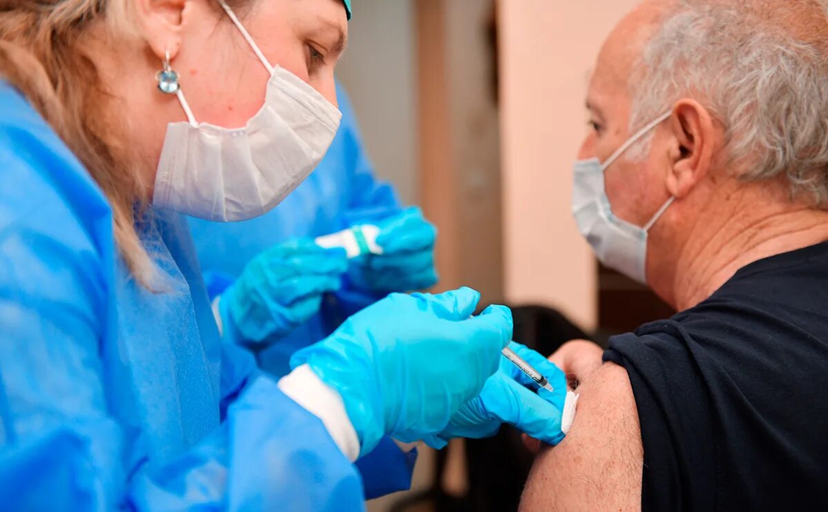 Прививки для пожилых людей. Вакцинация 60+ защитить пожилых людей пожилых. Вакцинация пожилых. Вакцинация пожилых людей. Вакцинация пожилых.