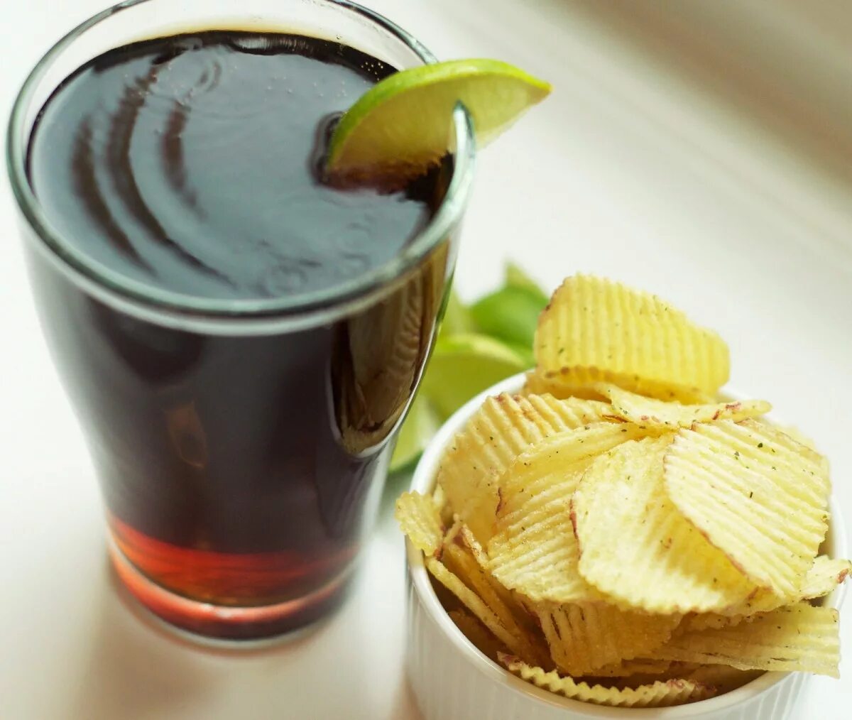 Зелёный коктейль для диабетиков. Сок черноплодной рябины. Напитки при диабете. Сок черноплодной рябины. Томатный сок гаспачо.