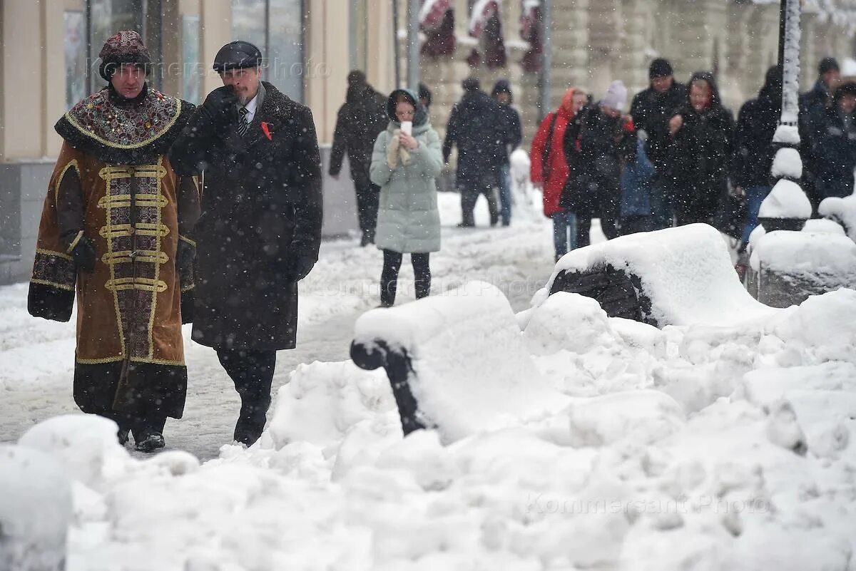 Сколько сегодня снег. Снегопад в Москве. Москва утопает в снегу. В Москве есть снег сейчас. Большой снег в Москве.