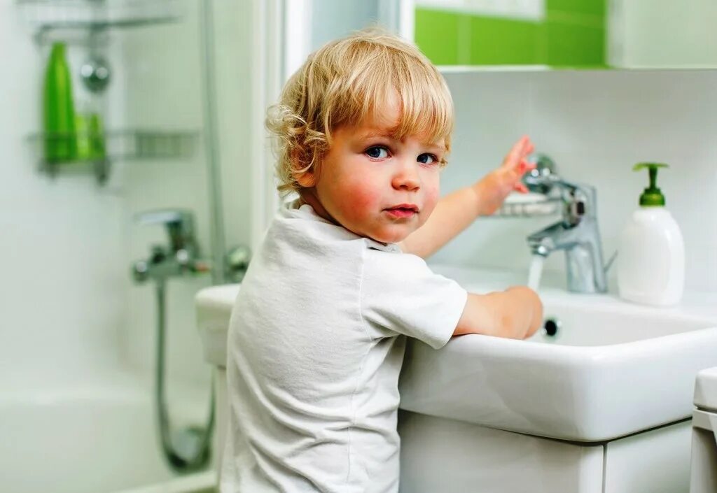 Увлажнение кожи. Умывание ребенка. Дети умываются для детей. Чисто умывается. Чисто умывается.