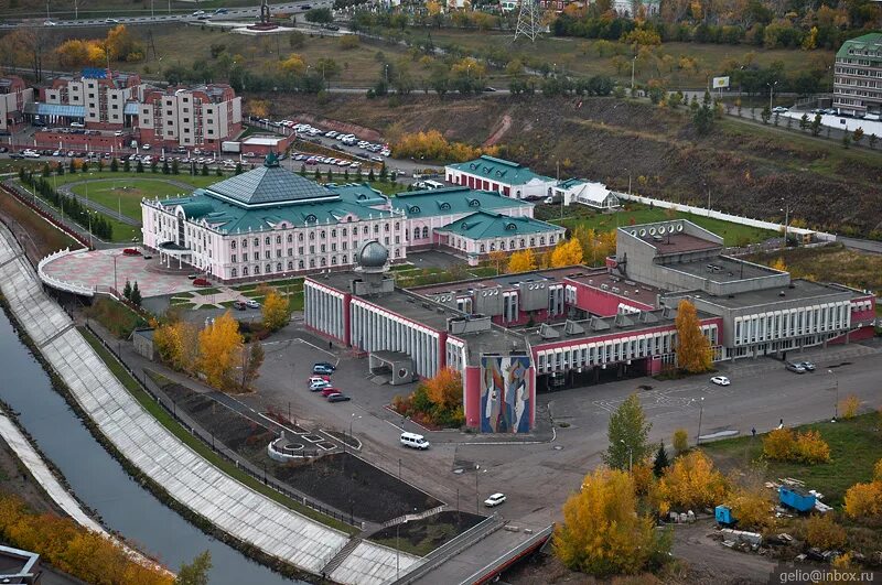 Сайт дворец пионеров красноярск. Красноярский краевой дворец пионеров. Торец ИОНЕРО Красноярск. Дом пионеров Красноярск. Дворец в Красноярске.