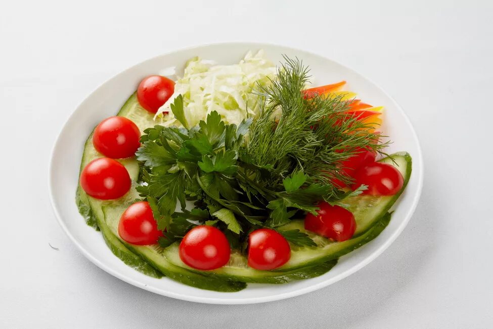 соленые огурцы и помидоры. красивая овощная нарезка. огурцы и помидоры черри нарезка на стол. помидоры черри и огурцы. овощная нарезка.