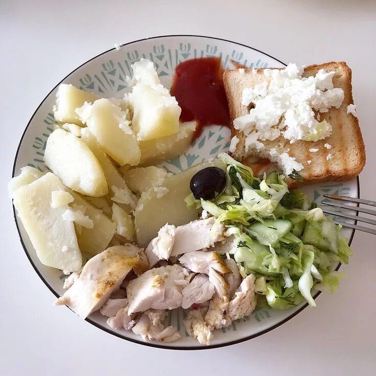Обед картошка и салат. Диетические блюда. Пп ужин домашний. Вкусный и полезный ужин. Ужин на тарелке в домашних условиях.