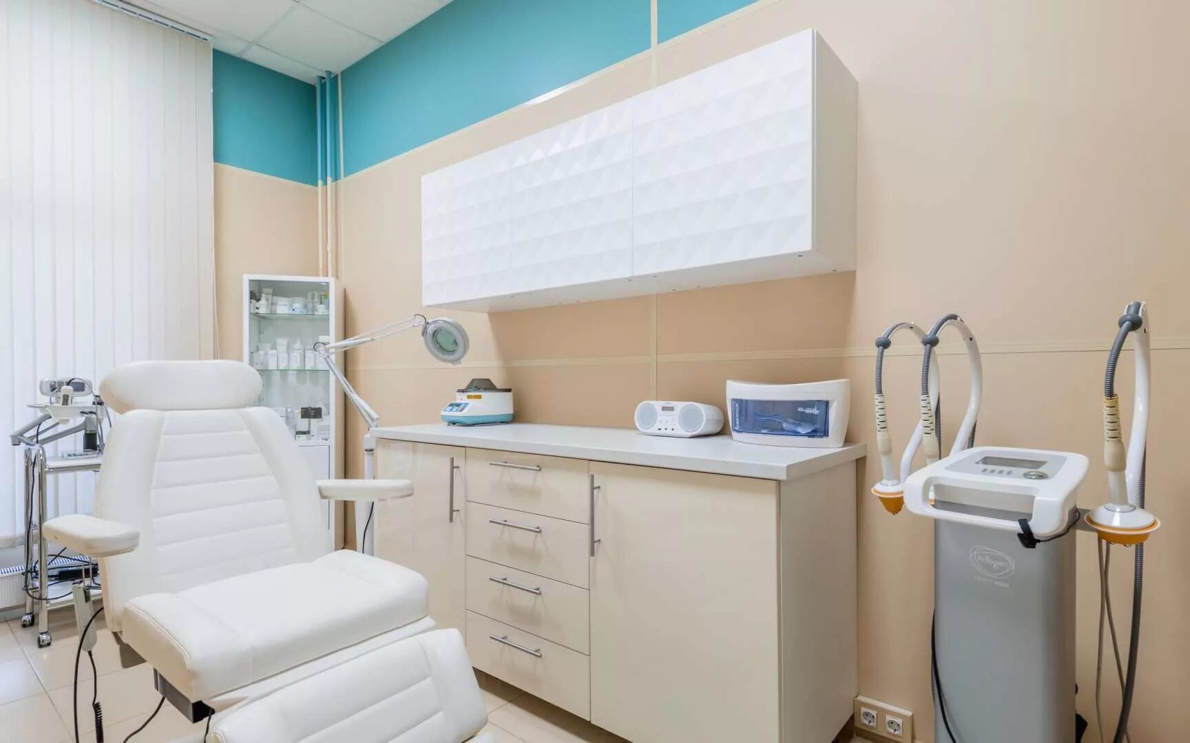 Клиника косметологии васильевский остров. Студия косметологии. Косметолог академика королева 16. Клиника эстетической медицины эстетик гоголя 79 уфа. Эстетик.