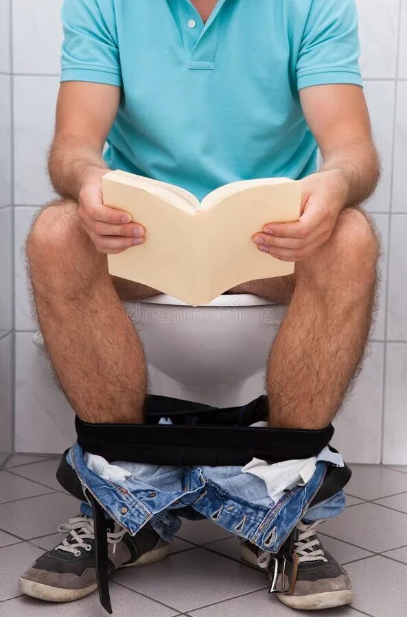 Мужчина сидит в туалете. Мужик на унитазе с книжкой. Мужчина с газетой в туалете. Читает книгу в туалете. Книга для чтения на унитазе.
