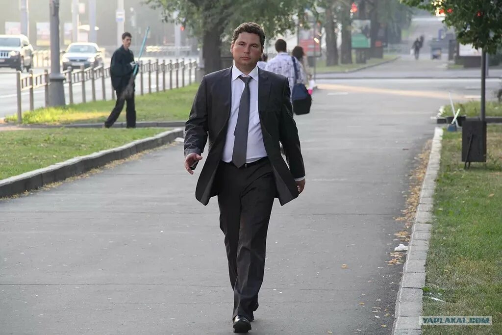 Люди на улице. Парень в костюме с дипломатом. Мужчина ходит. Мужчина ходит. Мужчина ходит.