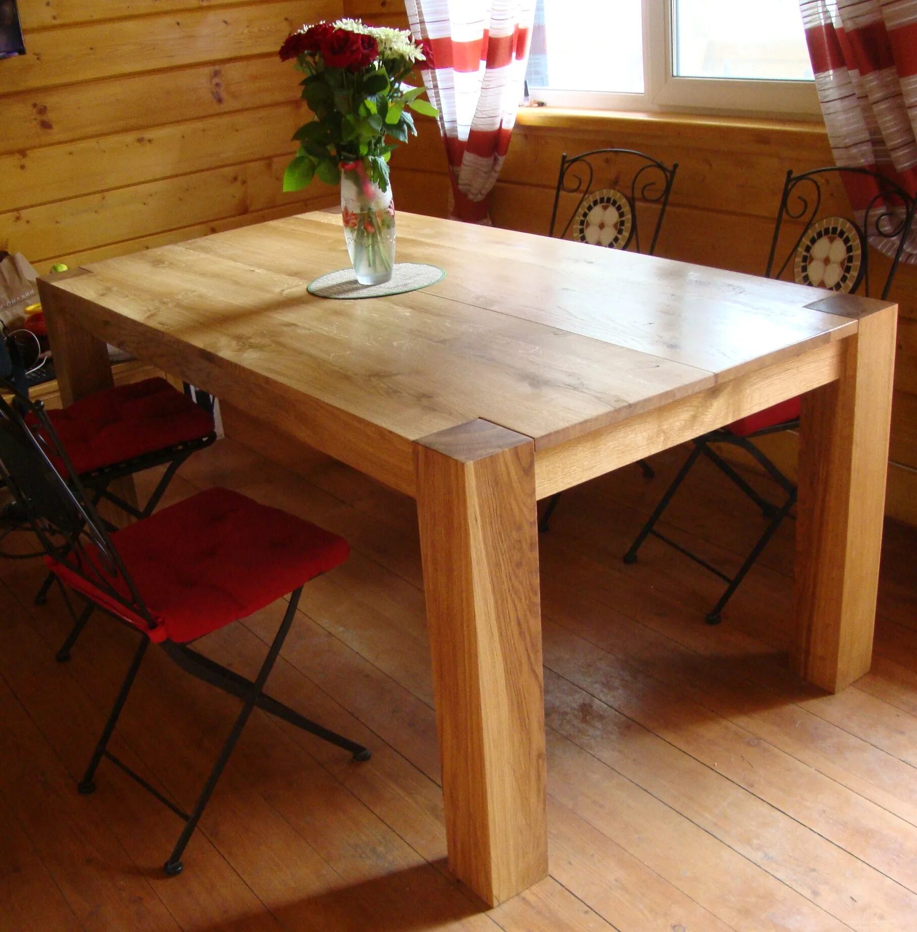 На простом дубовом столе были. Стол из натурального дерева. Стол кухонный дубовый. Дубовый стол на кухню. Стол на кухню из бруска.