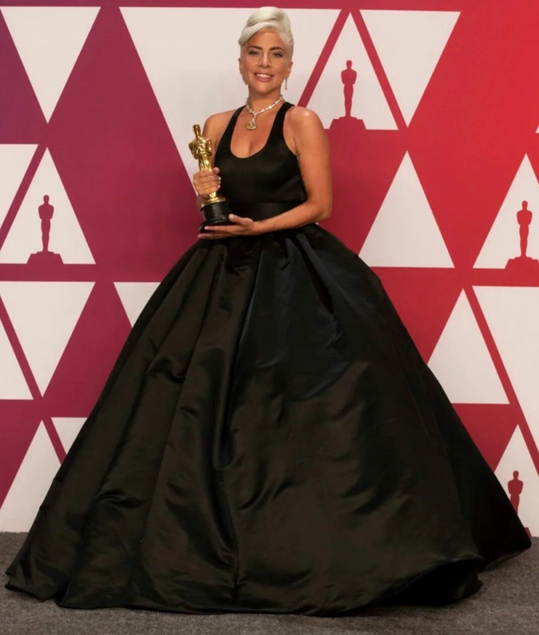 Гага оскар. Леди Гага Оскар. Леди Гага на премии Оскар. Lady Gaga Oscar 2019. Леди Гага на Оскаре фото.