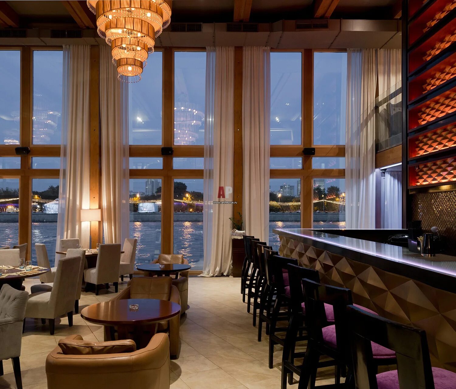 Ресторан с панорамными окнами. Интерьер кофе с понарамными окнами. Рестораны с красивым видом. Интерьер кафе с панорамными окнами.