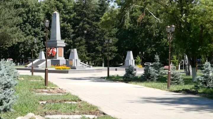 Армавир 30 лет победы. Парк 30 летия победы армавир. аллея героев армавирцев. аллея героев в парке 40 лет победы города армавир. парка 30 лет победы в армавире.