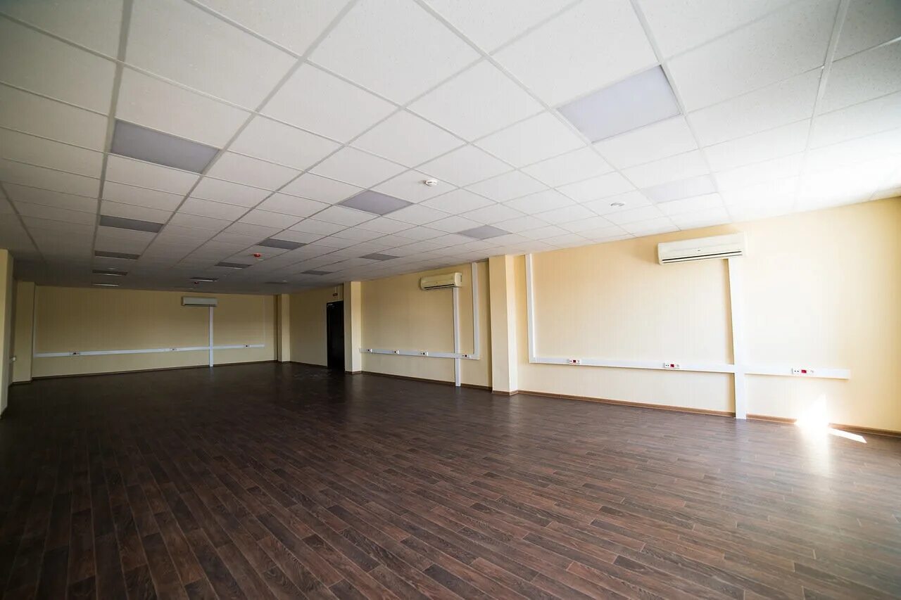 интерьер офиса. офис здание внутри. помещение. чистовая отделка офиса. иных помещениях.