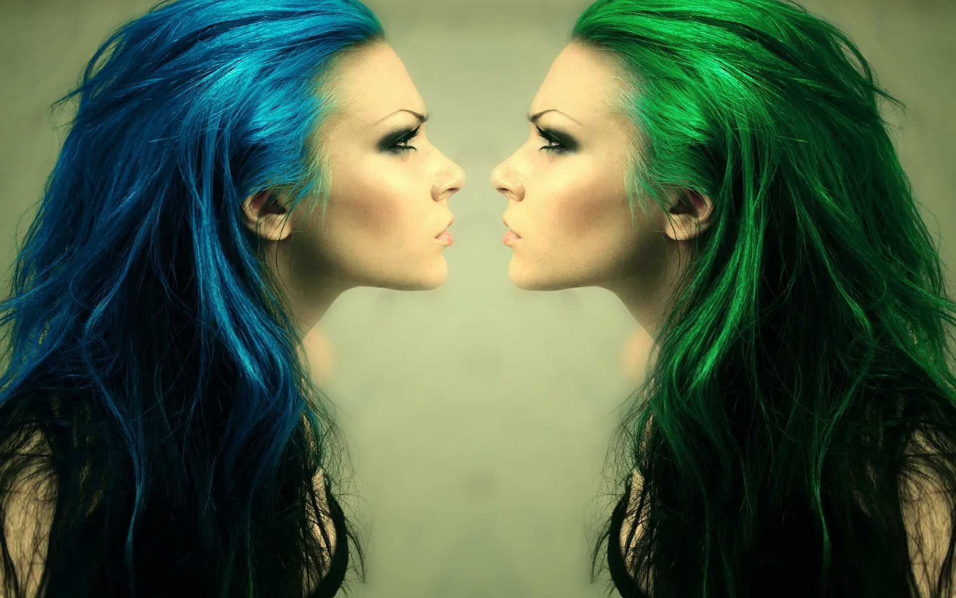 Аниме девушки с разными волосами. Две девушки арт. Адель экзаркопулос жизнь адель 18. Фотосессия на голубом фоне. Три девушки в аниме стиле.