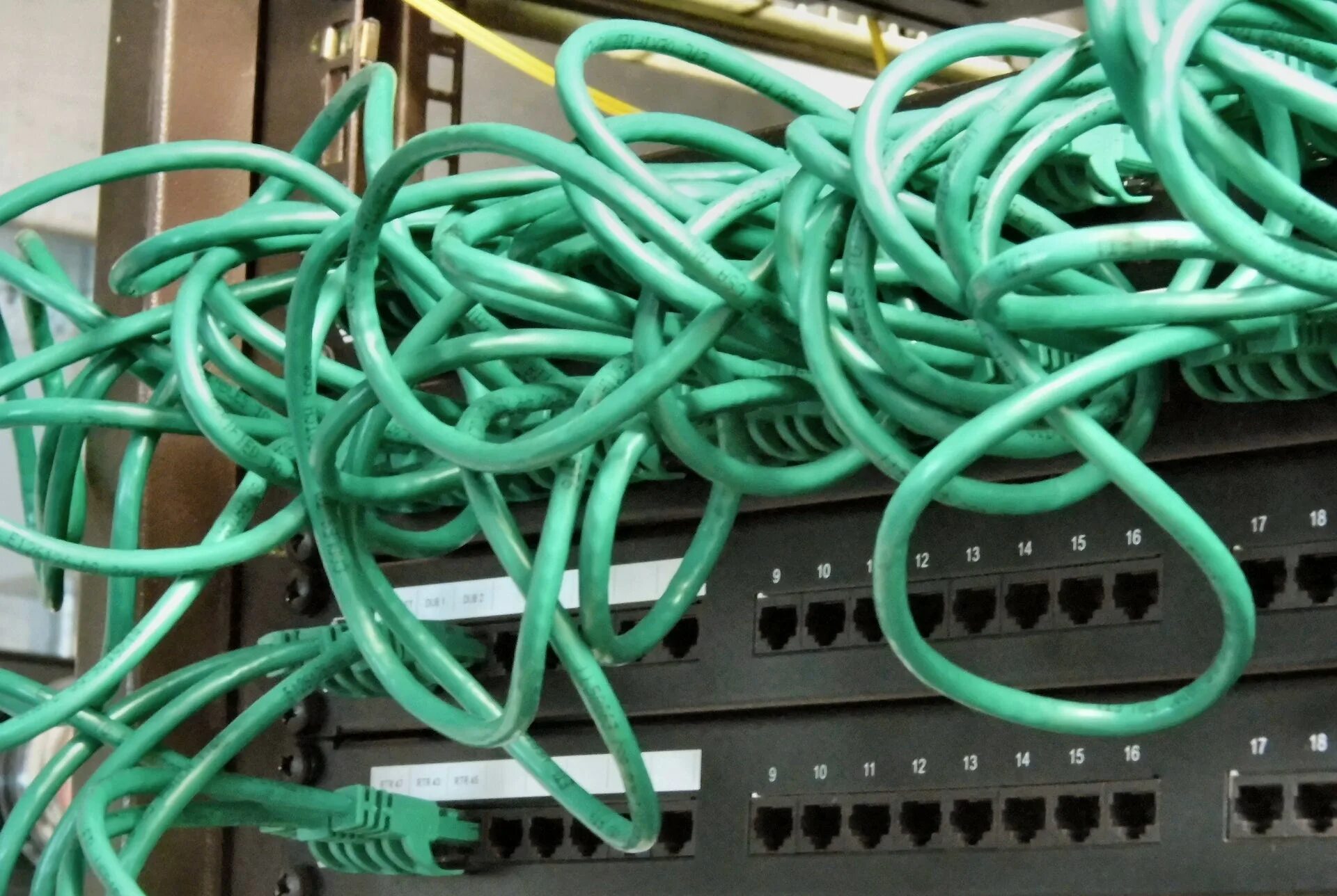 Crossed wires идиома. Провода перекрещены. накладка для скрещивания проводов. get wires crossed.