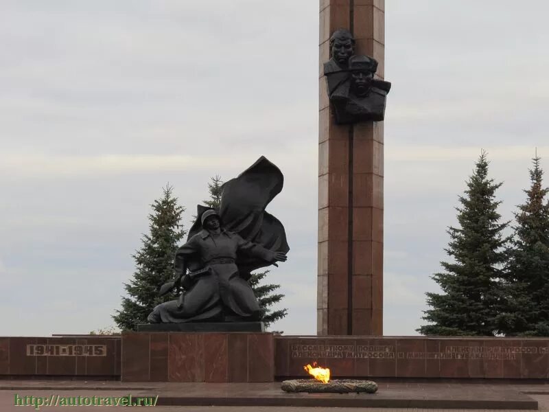 Подвигу воспитанника уфимской трудовой детской. Памятник Миннигали Губайдуллину и Александру Матросову Уфа. Памятник Миннигали Губайдуллину. Памятник а.Матросову и м. Губайдуллину в Уфе. Памятник а Матросову и м Губайдуллину в парке Победы.