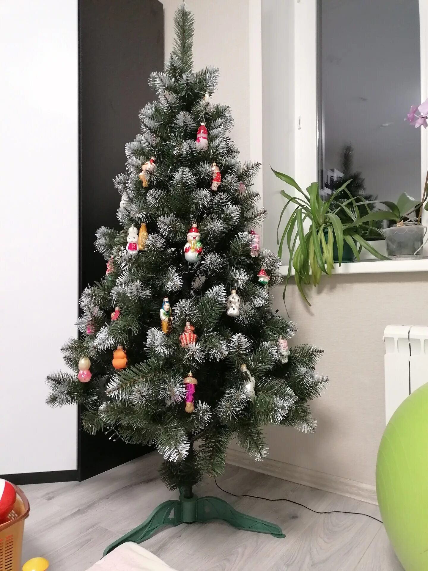 Triumph tree ель императрица с шишками заснеженная. елка искусственная. ель в близи. сосна искусственная 180 см. елки стали.