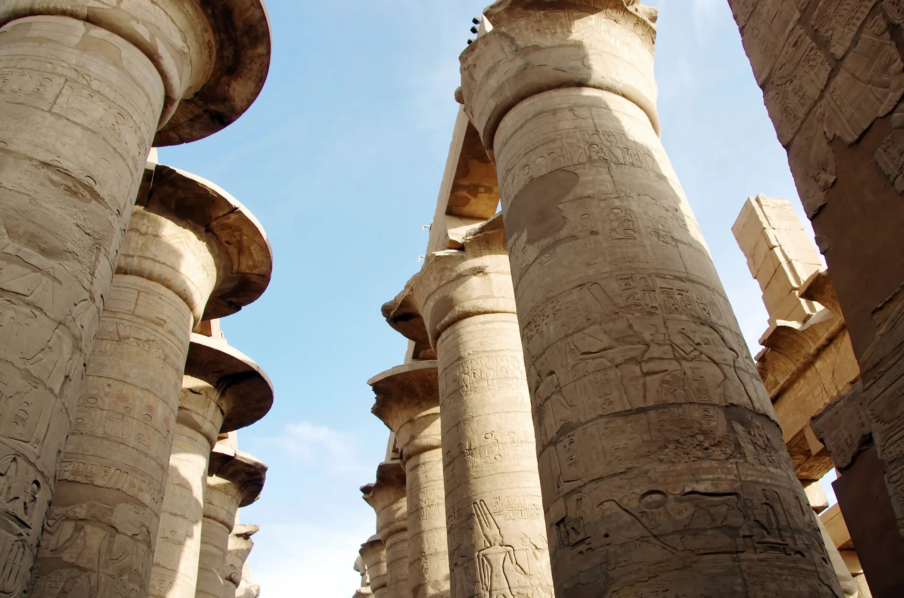 Колонна в прошлом 5 букв. Карнакский храм Египет. Колоннада Карнакского храма. Храм колоннада Египет. Капитель Египет.