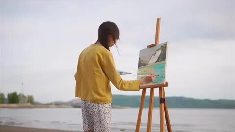 Девушка рисует видео