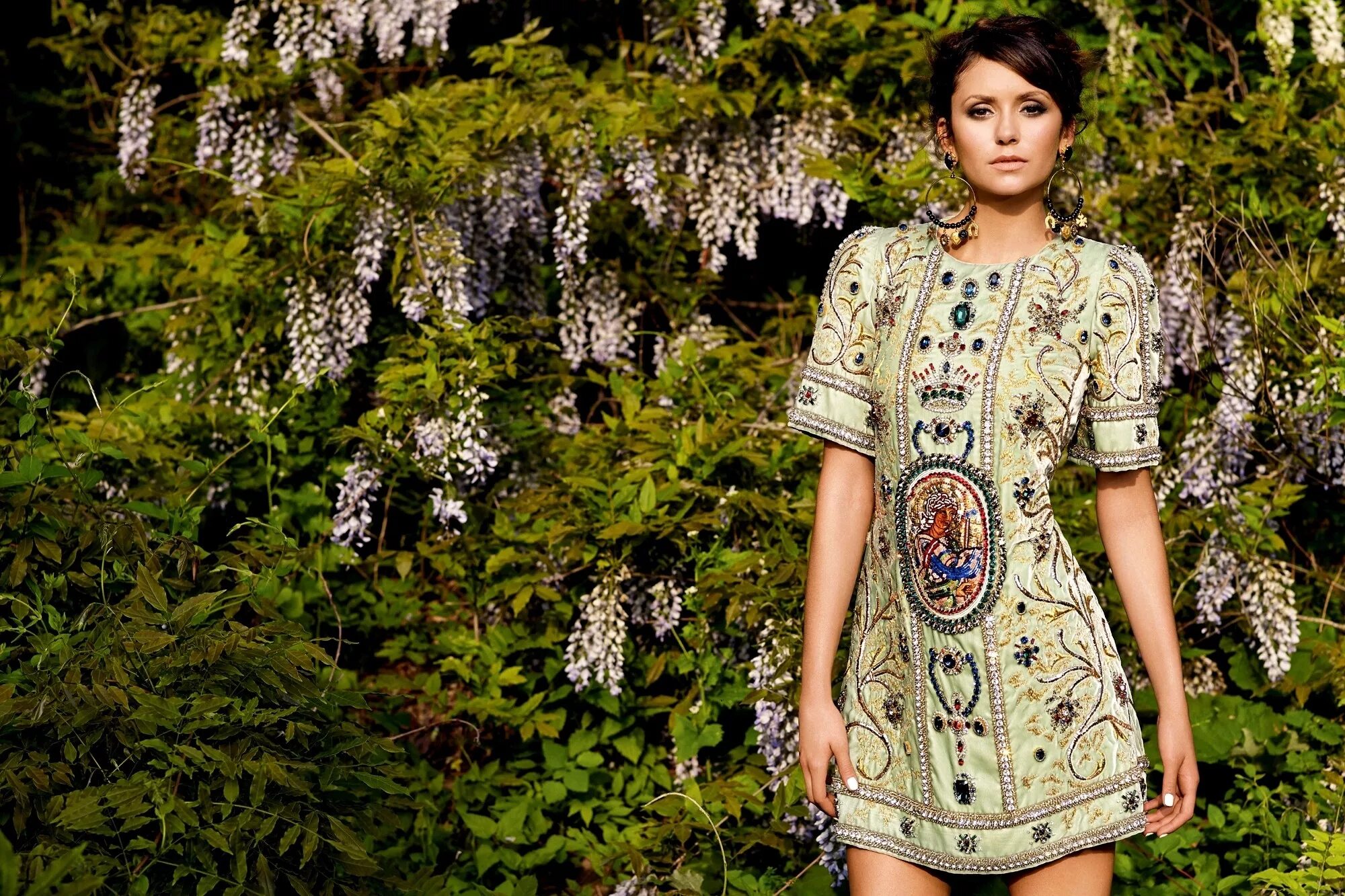 Платье в виде елки. Девушка в венке с гортензиями. Новогодняя платья для девочек елка. Нина добрев фотосет. Праздничный наряд деревьев.