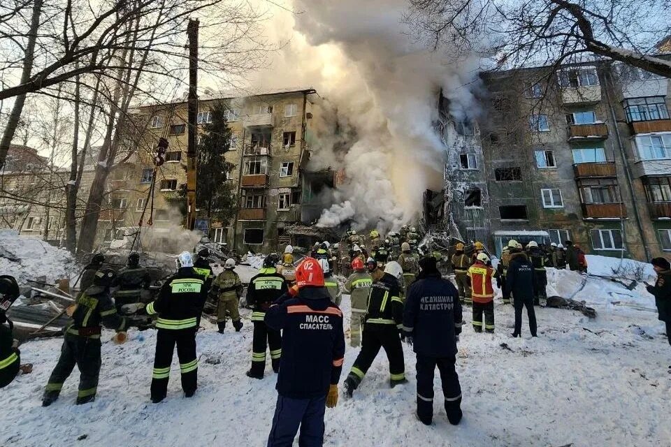 Пожар в доме. Дома пятиэтажки. Новосибирск бомбят. Разрушенные дома. Разрушенные дома.