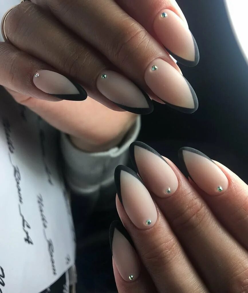 Белый маникюр на миндаль миндалевидные формы. Френч на миндаль миндалевидную форму. Выкладной френч миндаль. Идеи маникюра на миндальную форму френч. Выкладной френч миндаль французский.