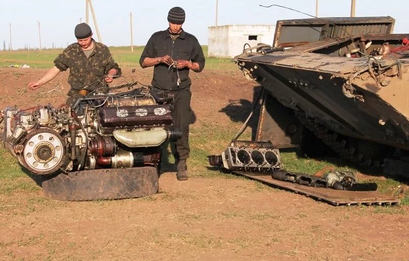 Полевой ремонтный робот. Ремонт военной техники. Ремонт техники в полевых условиях. Ремонт военной техники в полевых условиях. Ремонтно восстановительная Военная техника.