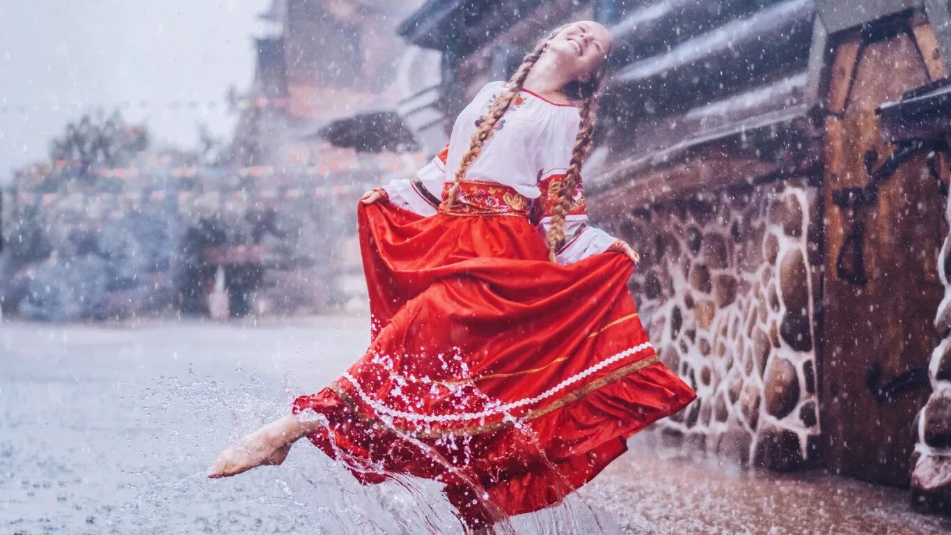 Девушка танцует под. Девушка танцует под