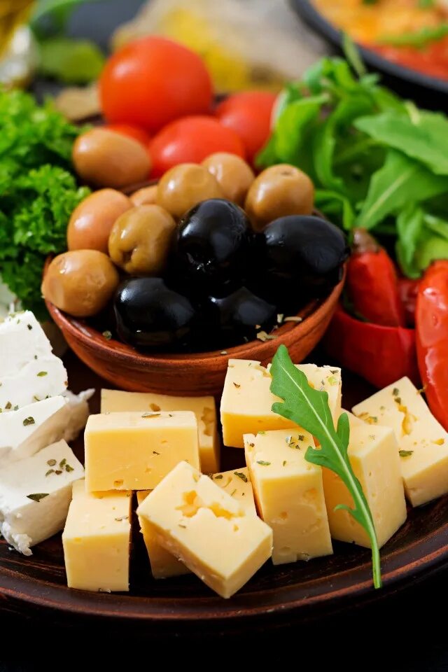 Свежие овощи и сыры. Сыр с оливками. Сыр с маслинами. Ассорти сырное с маслинами. Ассорти сыров.