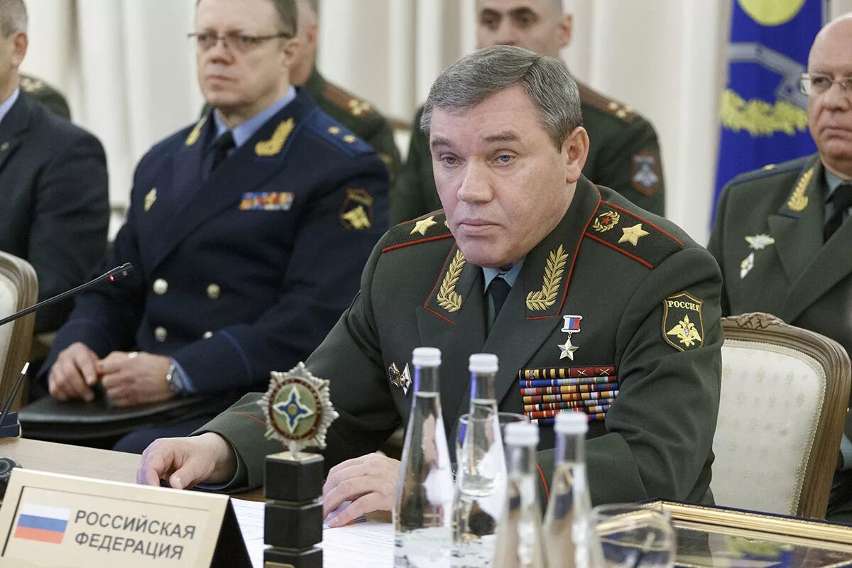 Министр обороны России генерал армии Сергей Шойгу вручил дипломы выпускникам Вое