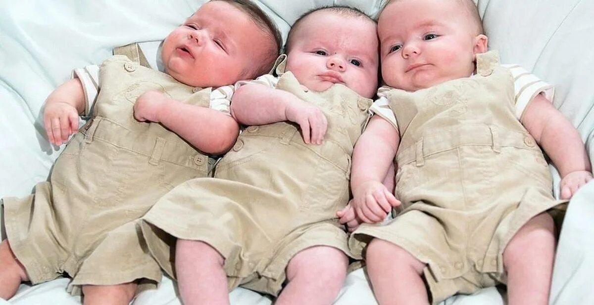 Родились двойняшки. Тройня мальчики. Тройня Близнецы. Двойняшки и тройняшки. Много близнецов.