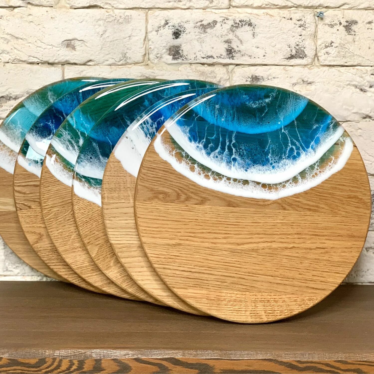 Сервировочная доска из эпоксидной смолы. Разделочная доска из эпоксидки. Разделочная доска из смолы. Поднос из дерева и эпоксидной смолы. Доска смола.