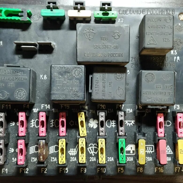Предохранитель на печку ваз 2110. Блок монтажный ВАЗ-2110 2110-3722010. Блок предохранителей 2110-3722010. Блок реле ВАЗ 2110. Монтажный блок ВАЗ 2110.