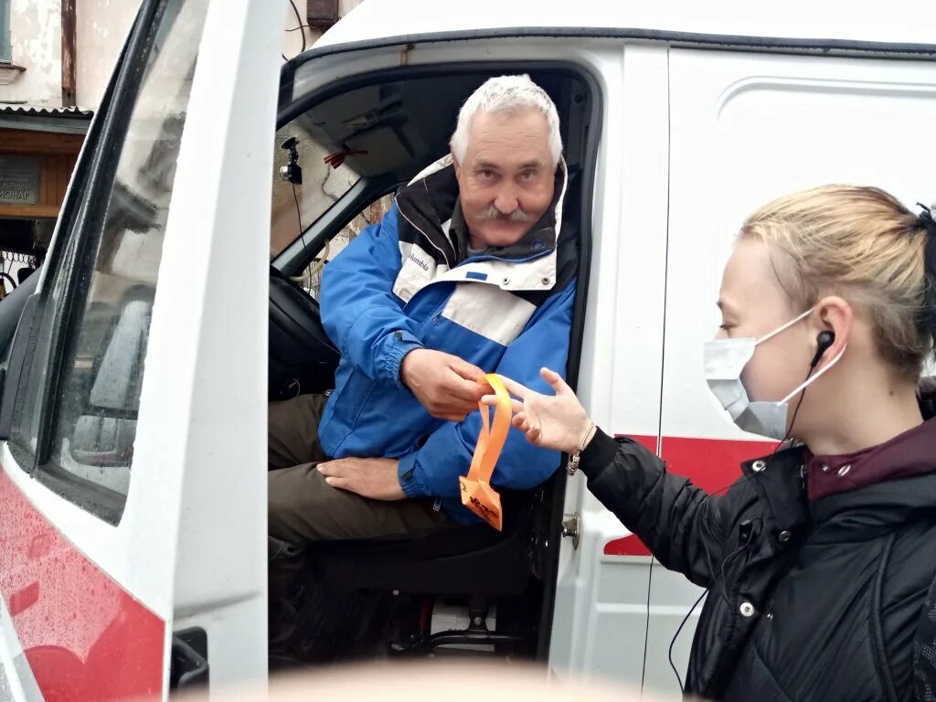 Водитель больница. Старорусское ЦРБ водители скорой помощи. Смешное видео фельдшер шофер. День фельдшера отметили