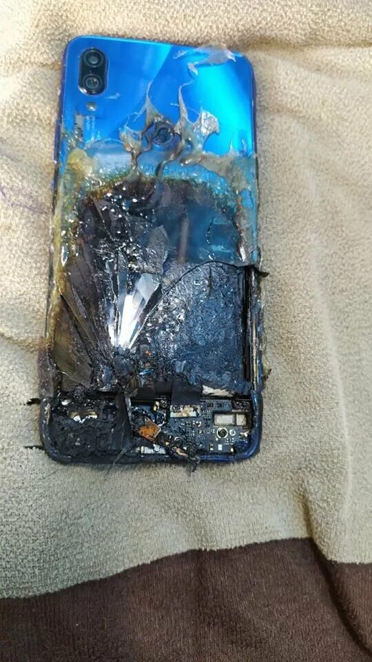Разбитый экран xiaomi. Redmi note 7 battery. разбитый ксиаоми редми ноут 7. xiaomi redmi note 7 батарея. xiaomi note 7 разбитый.