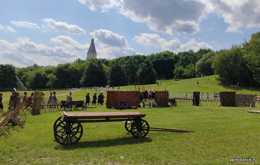 Площадка зингаро в коломенском. Площадка зингаро в коломенском. Коломенское музей-заповедник набережная. Коломенское музей-заповедник новый год фото. Площадка зингаро в коломенском.